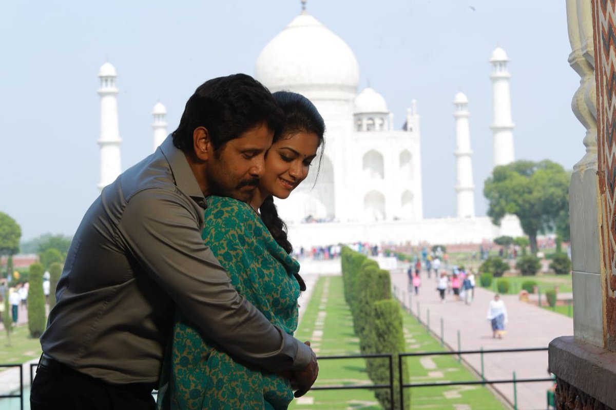 Saamy Square Chiyaan Vikram romantic pose with Keerthy Suresh in front of Taj Mahal