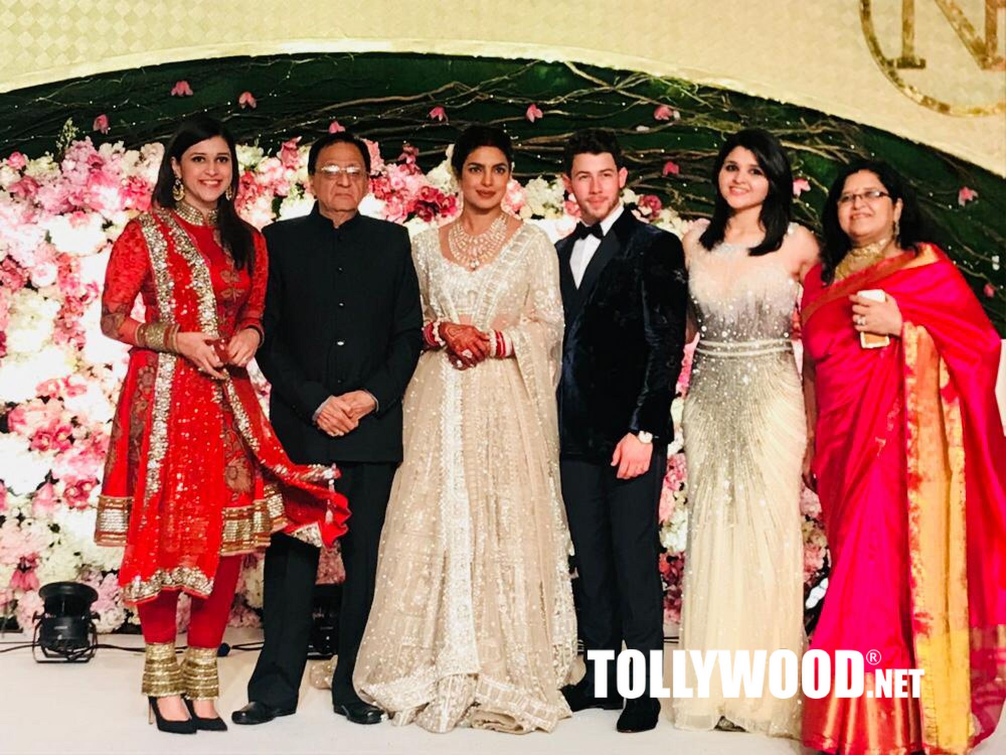 Mannara Chopra with her family attended her sister Peecee’s reception