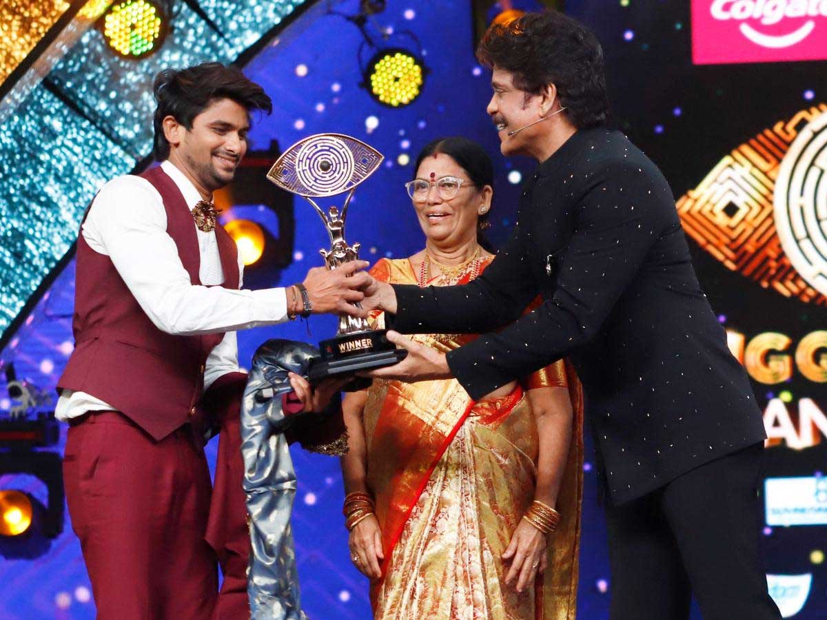 VJ Sunny lifts Bigg Boss 5 Telugu winner trophy