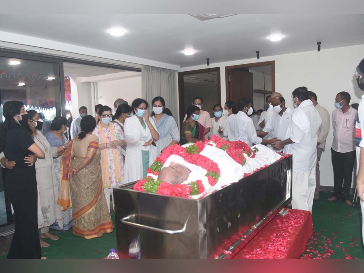 रमेश बाबू का अंतिम संस्कार जुबली हिल्स महाप्रस्थानम में हुआ