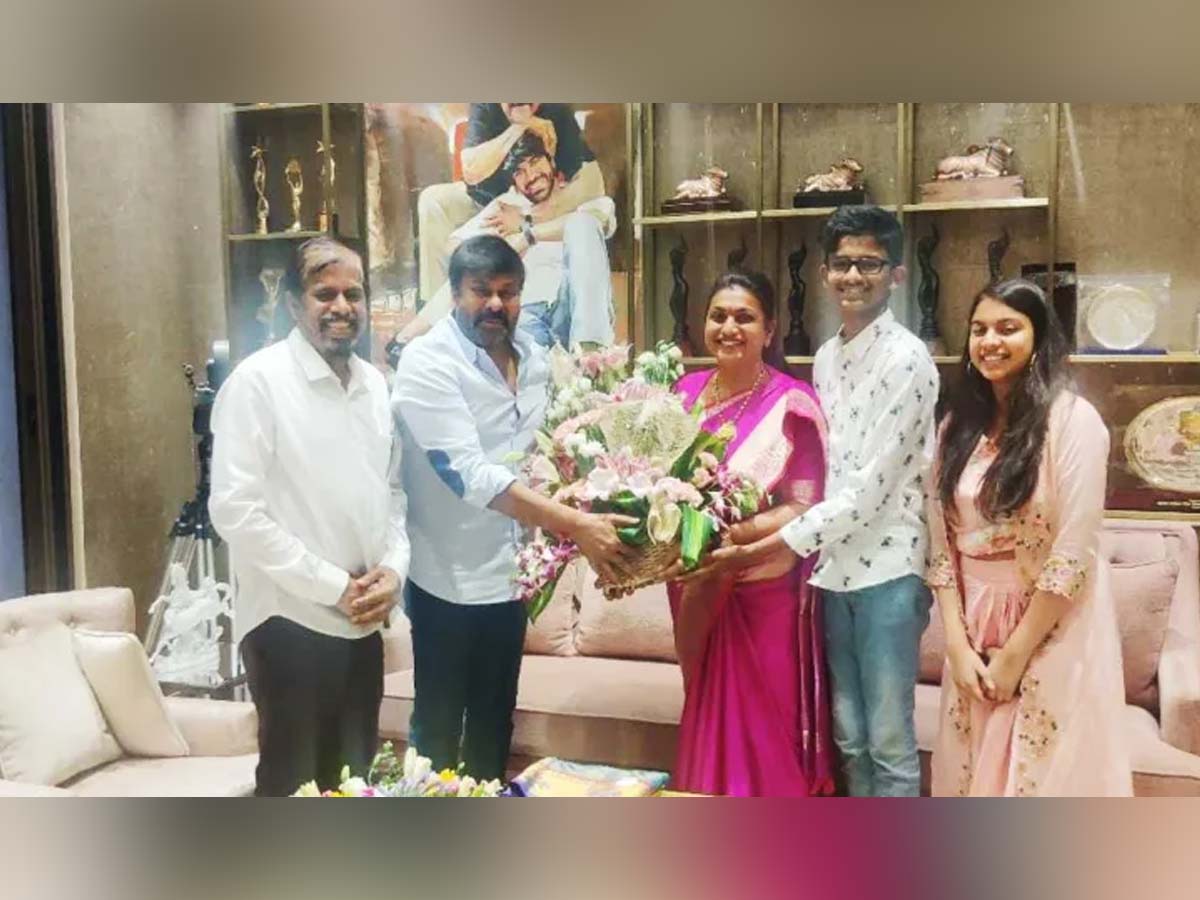 Roja meets Chiranjeevi and takes blessing