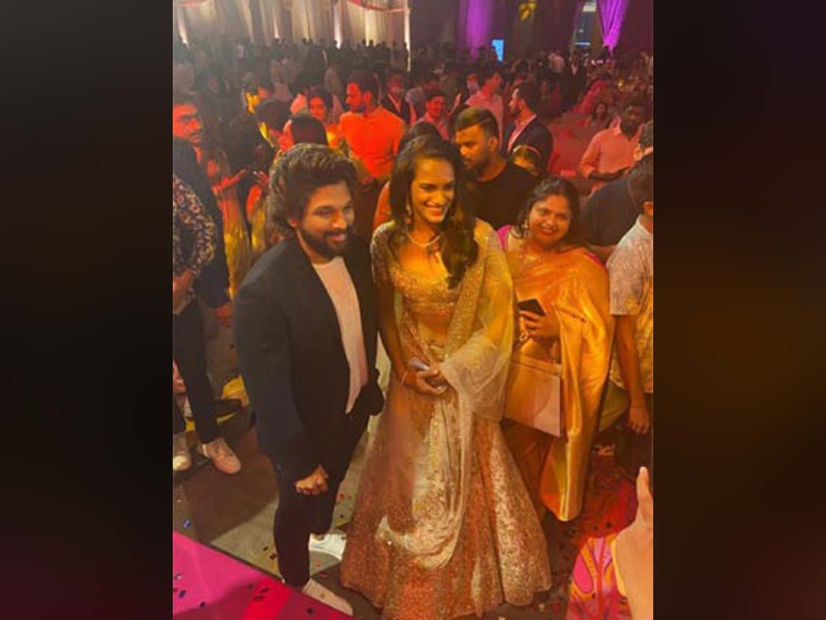 Allu Arjun with PV Sindhu at wedding reception