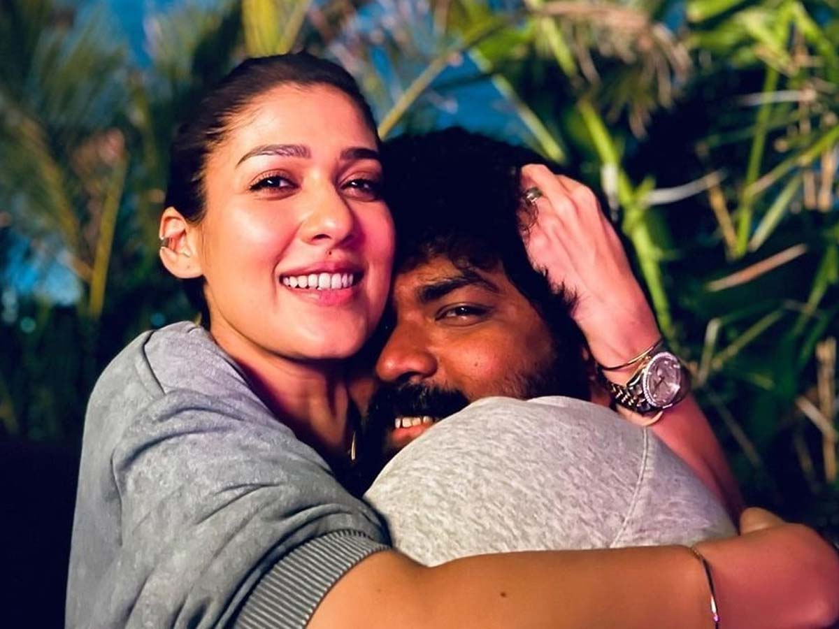 Nayanthara trying to tempt Vignesh in her arm